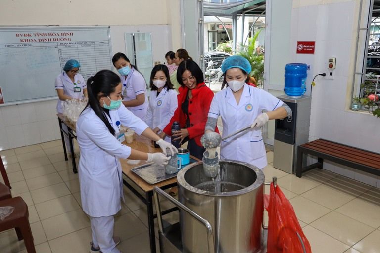 Bệnh viện Đa khoa tỉnh Hoà Bình: Hơn 4000 suất cháo tình nghĩa đã được trao tặng trực tiếp tới người bệnh