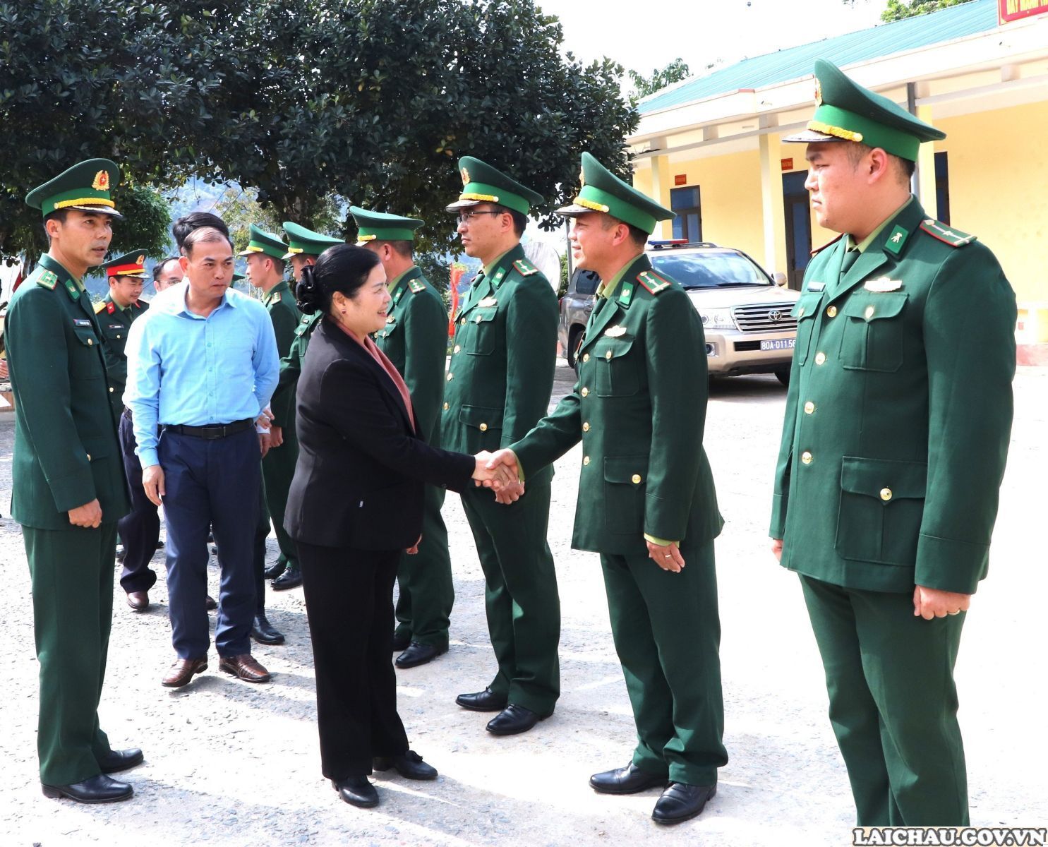 Lai Châu: Bí thư Tỉnh ủy Giàng Páo Mỷ thăm, tặng quà cán bộ, chiến sĩ Đồn Biên phòng và Công an xã Hua Bum
