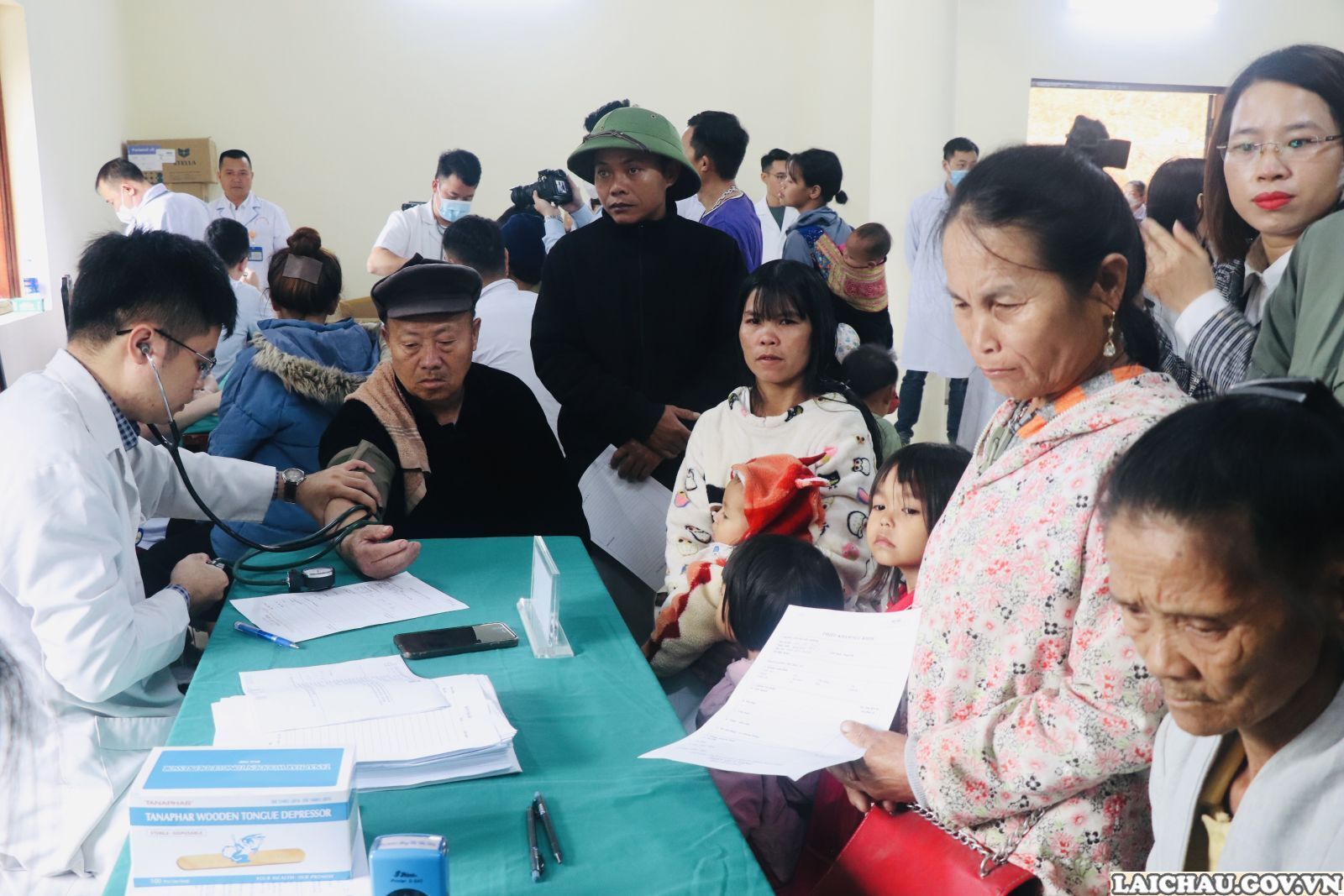 1.000 người dân hai xã Nậm Pì, Nậm Chà, huyện Nậm Nhùn được khám bệnh, tư vấn sức khỏe, cấp thuốc miễn phí và tặng quà