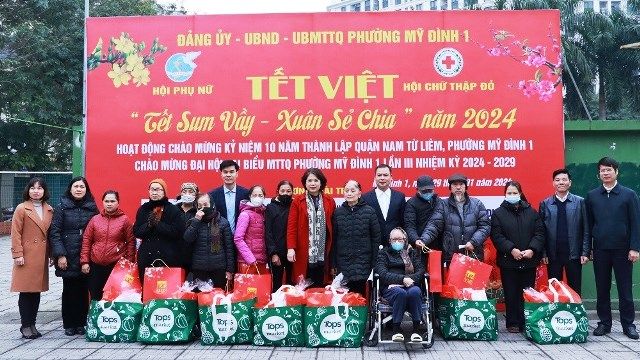 “Tết sum vầy – Xuân sẻ chia” 2024: Tặng 200 suất quà cho gia đình có hoàn cảnh khó khăn