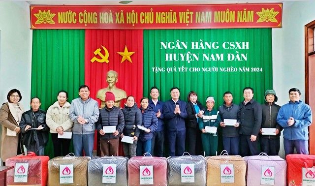Ngân hàng Chính sách xã hội huyện Nam Đàn, Nghệ An tặng quà Tết Giáp Thìn 2024 