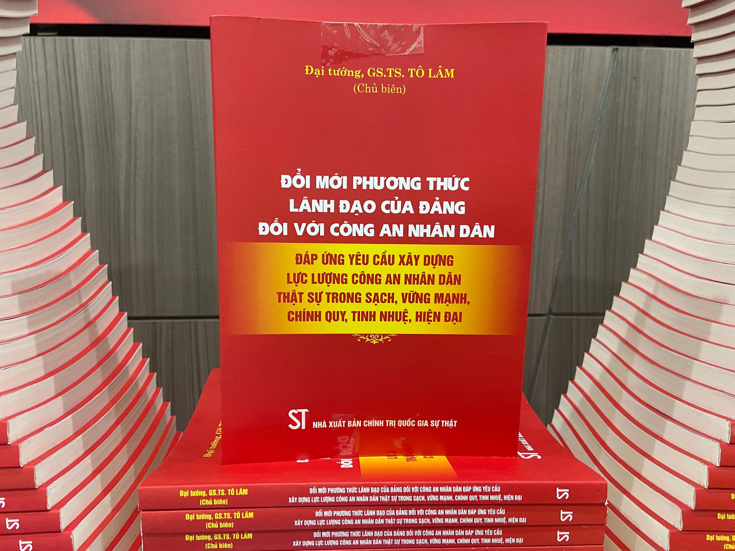 Ra mắt sách về đổi mới phương thức lãnh đạo của Đảng đối với Công an nhân dân