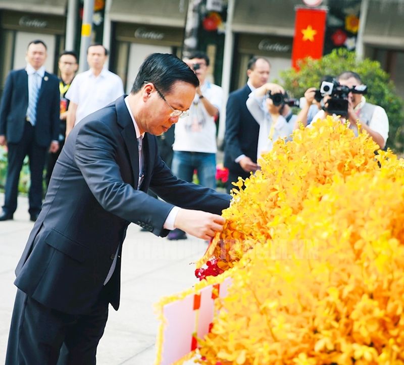 Chủ tịch nước và Phu nhân cùng các kiều bào dâng hương Chủ tịch Hồ Chí Minh