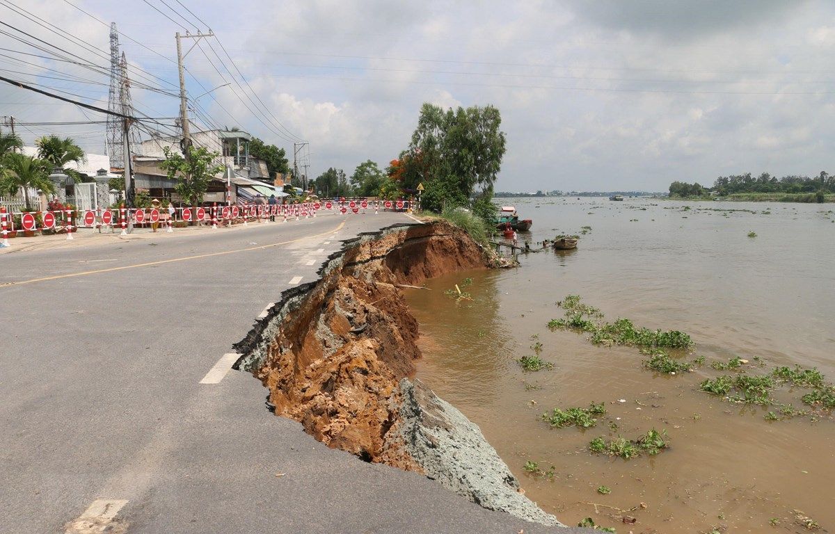 Cấp bách triển khai giải pháp ứng phó tình trạng sụt lún, sạt lở mùa khô