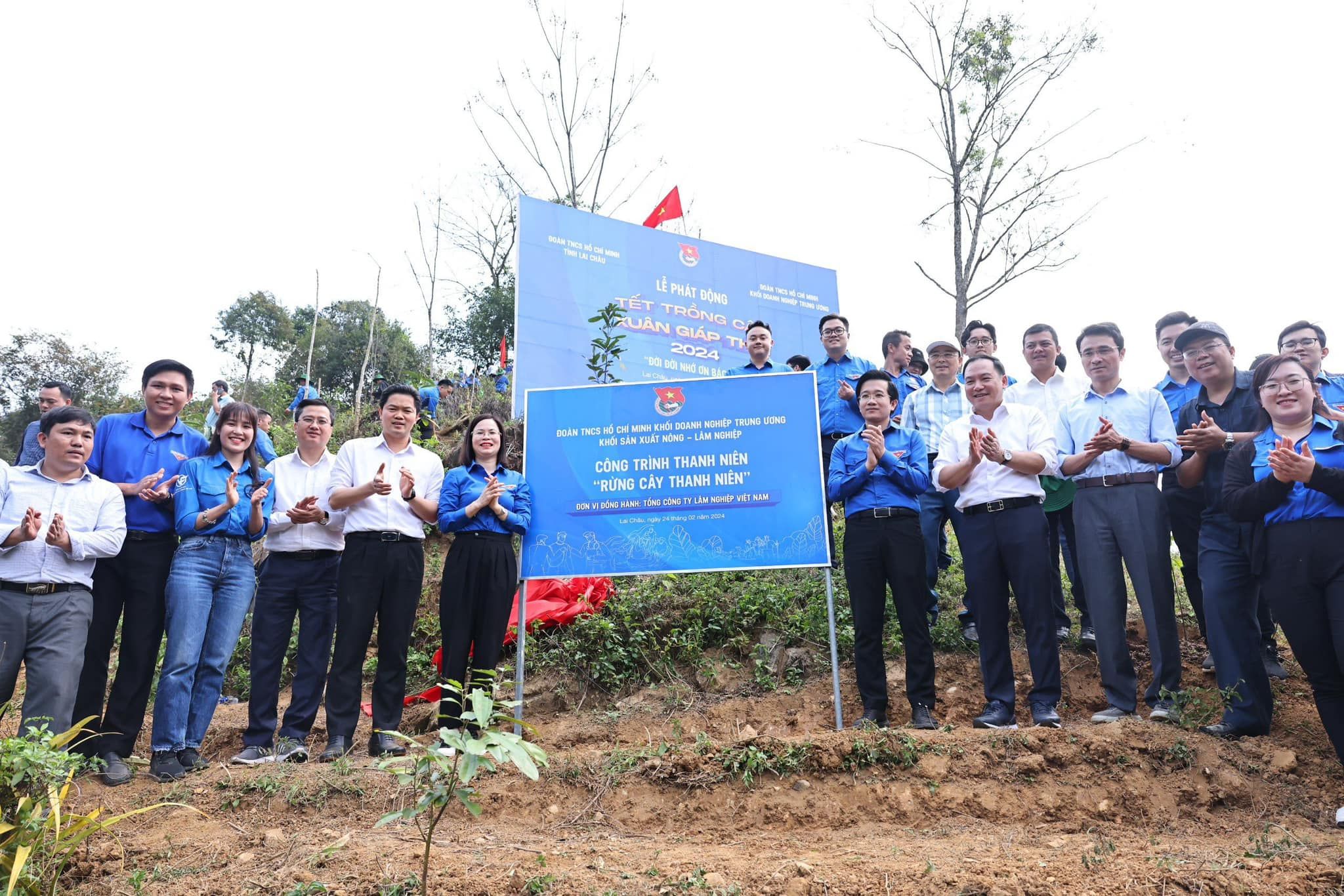 Trồng 10.000 cây xanh và gắn biển công trình rừng cây thanh niên ở Lai Châu