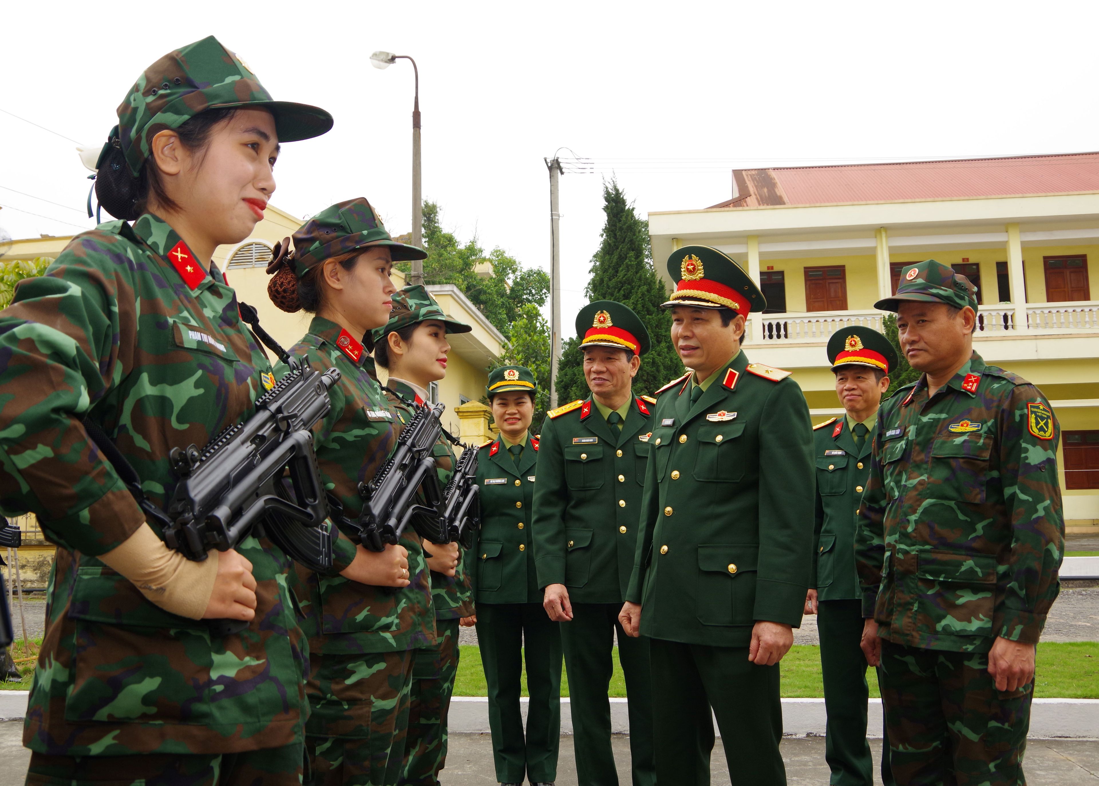 Gặp mặt nữ quân nhân tham gia diễu binh kỷ niệm chiến thắng Điện Biên  