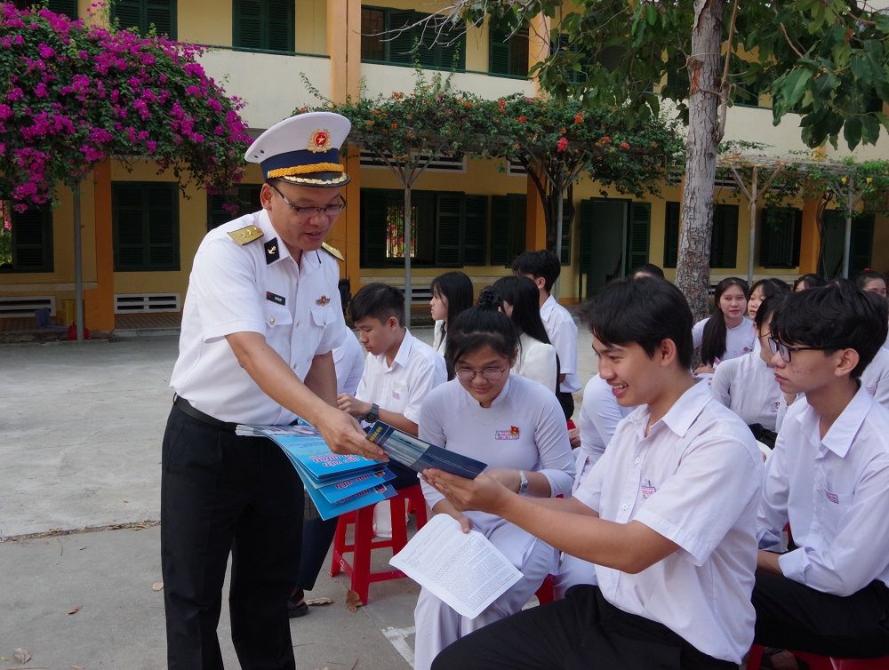 Lữ đoàn 146 (Vùng 4 Hải quân) tuyên truyền biển, đảo cho giáo viên, học sinh