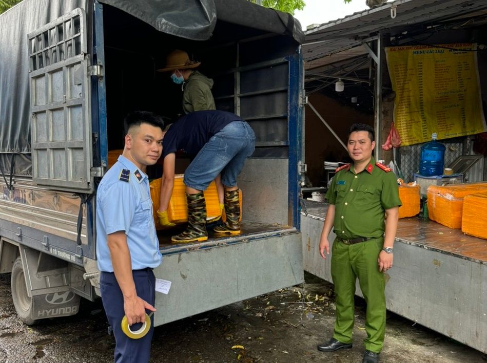 Hà Nội: Phát hiện trên 1 tấn thực phẩm không rõ xuất xứ