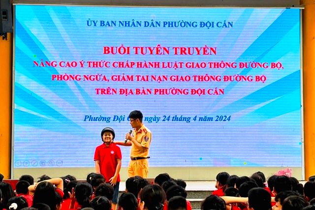 Quận Ba Đình (Hà Nội) triển khai đồng loạt 10 mô hình "Cổng trường học an toàn giao thông"