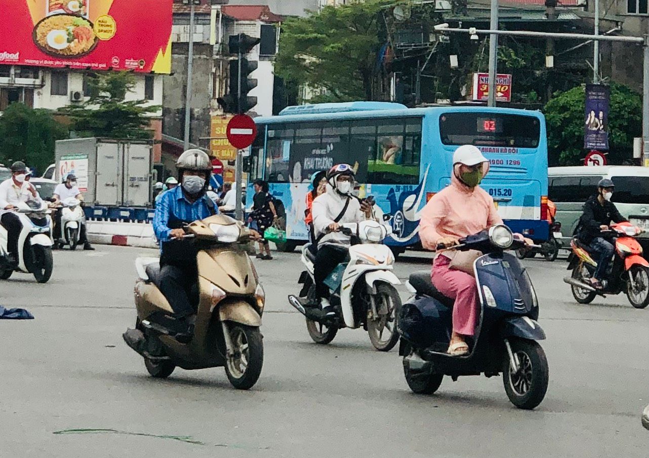 Hà Nội ngày nắng, chiều tối và đêm mưa dông