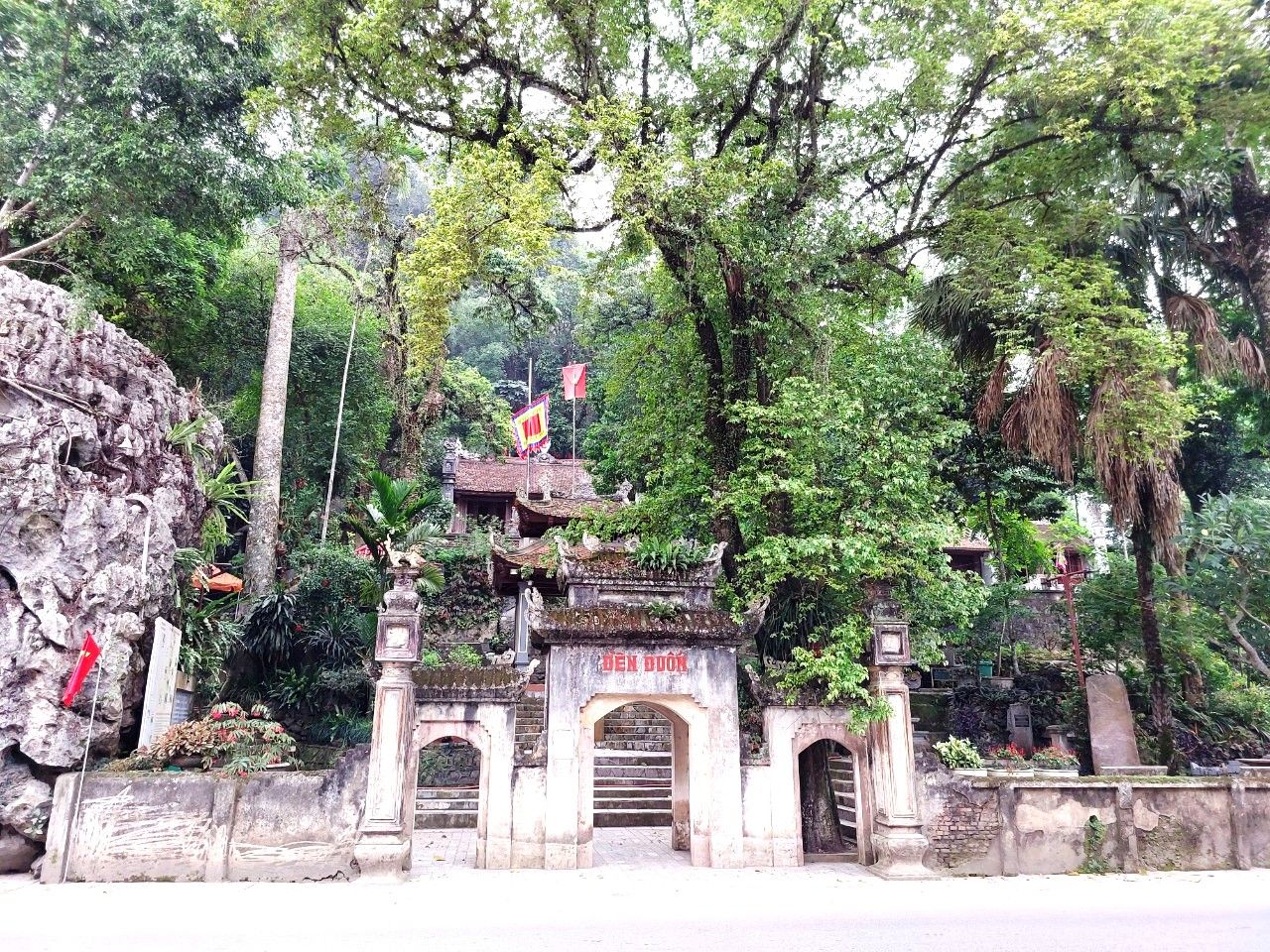 Lên Thái Nguyên thăm ngôi đền cổ trên núi Đuổm