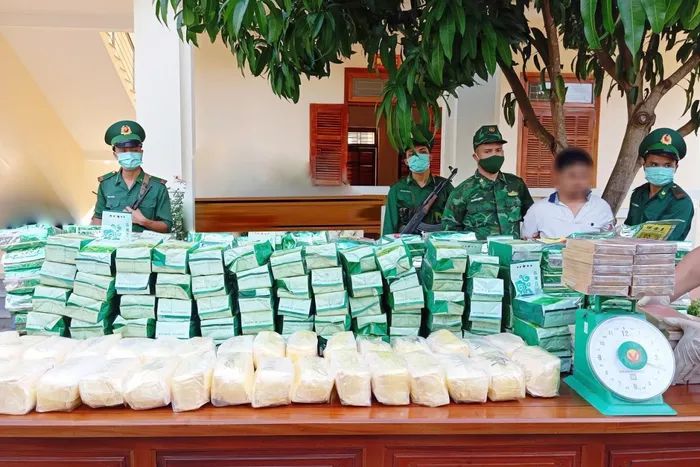 Bắt 8 đối tượng mang 198 kg ma túy từ Lào vào Việt Nam
