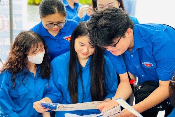 BHXH Tuyên Quang tham gia gian hàng truyền thông các chính sách bảo hiểm tại "Ngày hội việc làm năm 2024"