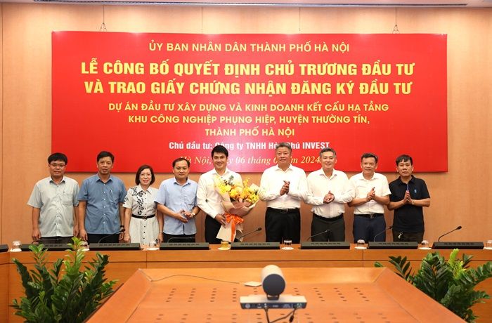 Hà Nội trao chứng nhận cho chủ đầu tư dự án Khu công nghiệp Phụng Hiệp hơn 2.900 tỷ đồng