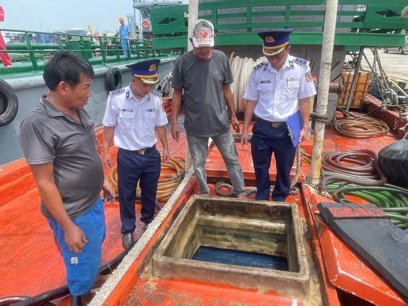 Cảnh sát biển bắt tàu vận chuyển 80.000 lít dầu D.O trái phép