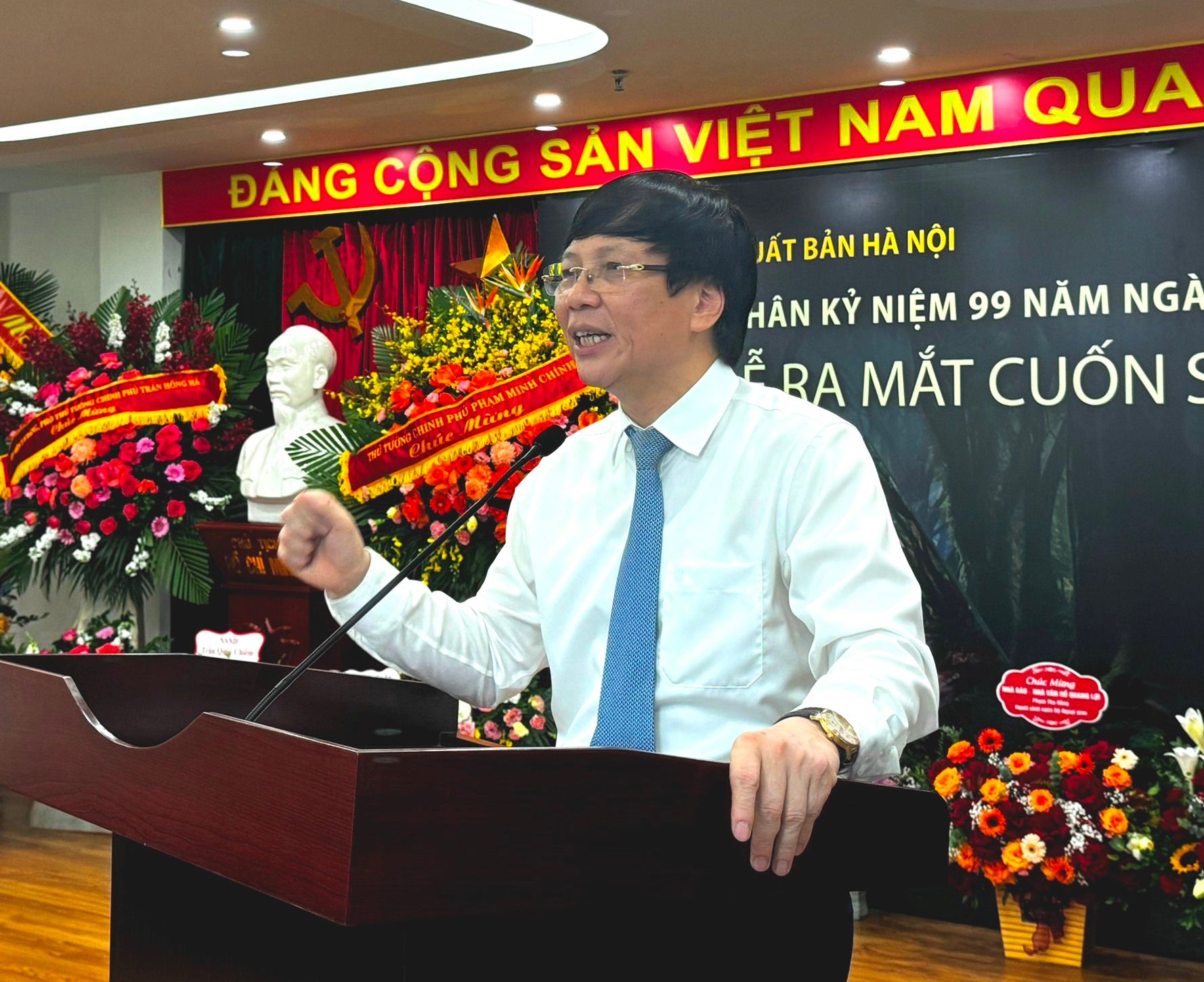 Nhà báo Hồ Quang Lợi ra mắt bút ký “Người trên đường đời”