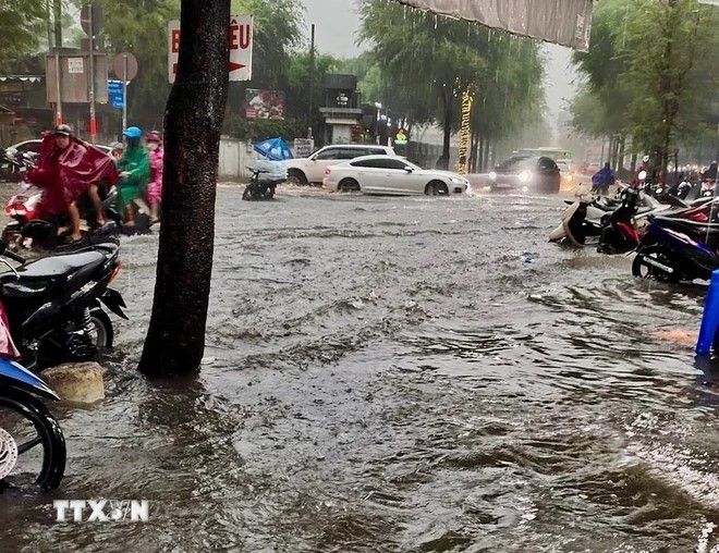 Mưa ngập trên diện rộng ở TP Hồ Chí Minh, nhiều nơi xuất hiện mưa đá