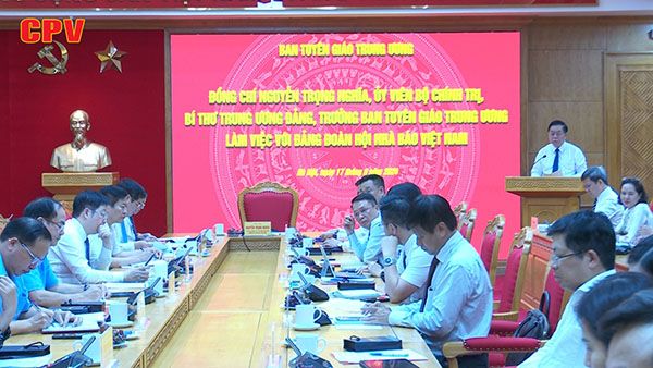 Đồng chí Nguyễn Trọng Nghĩa làm việc với Đảng đoàn Hội Nhà báo Việt Nam