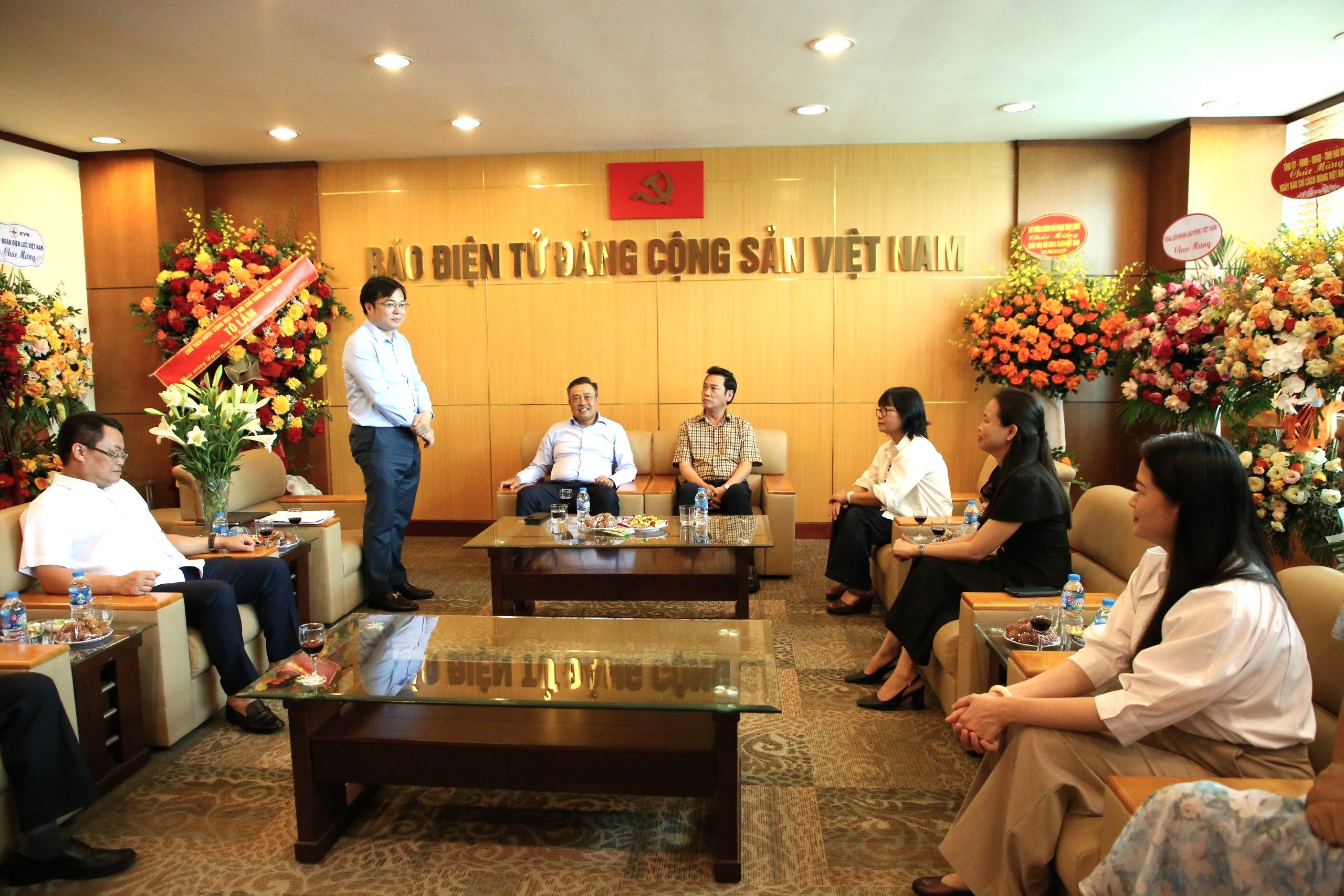 Chủ tịch UBND Thành phố Hà Nội thăm, chúc mừng Báo điện tử Đảng Cộng sản Việt Nam