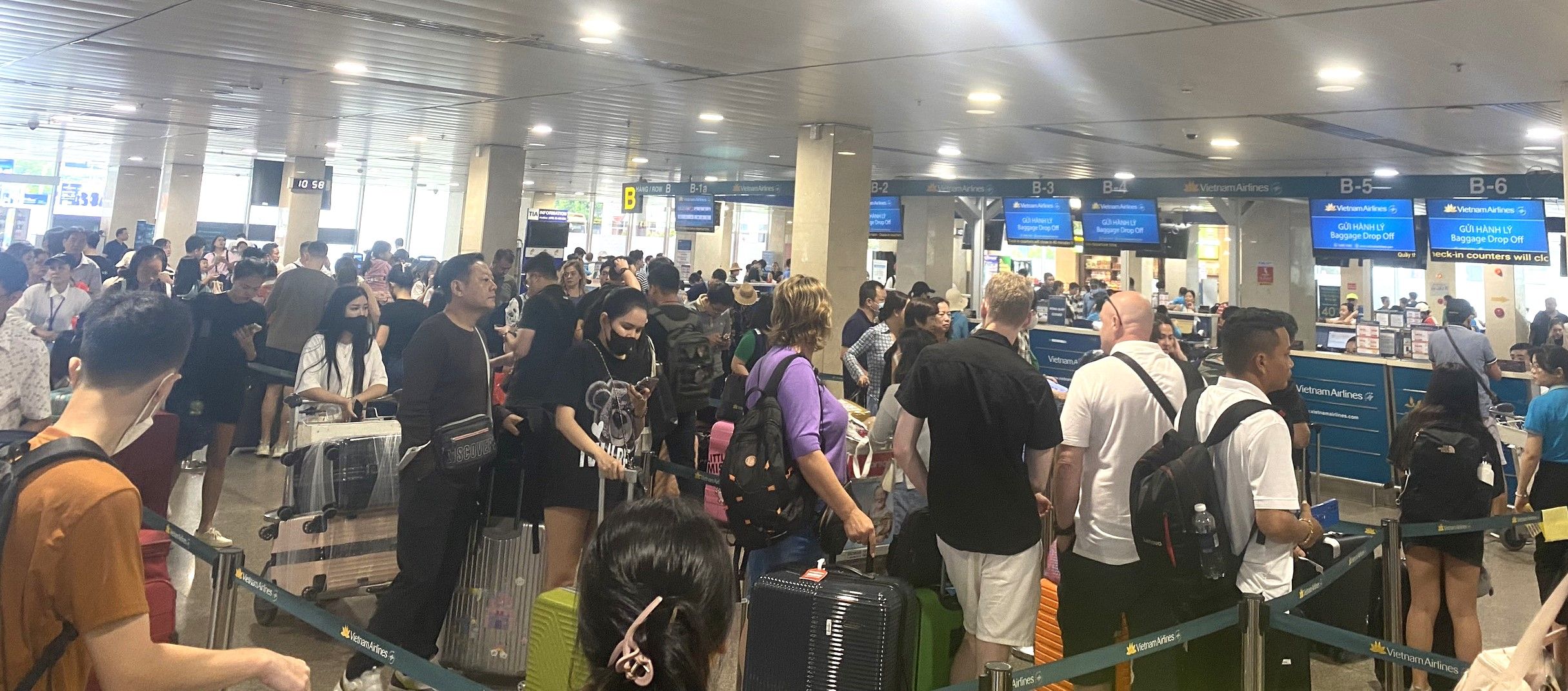 Đảm bảo nhu cầu đi lại của hành khách qua Cảng Hàng không quốc tế Tân Sơn Nhất