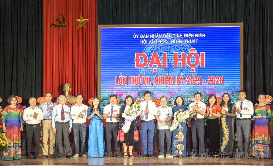 Đồng chí Giàng Thị Hoa giữ chức Chủ tịch Hội Văn học Nghệ thuật tỉnh Điện Biên khóa VII