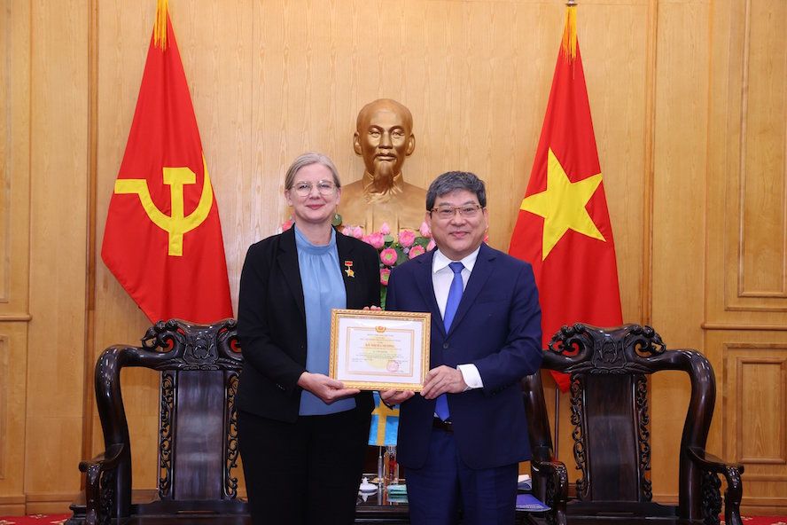Học viện Chính trị quốc gia Hồ Chí Minh tặng Kỷ niệm chương cho Đại sứ Thụy Điển
