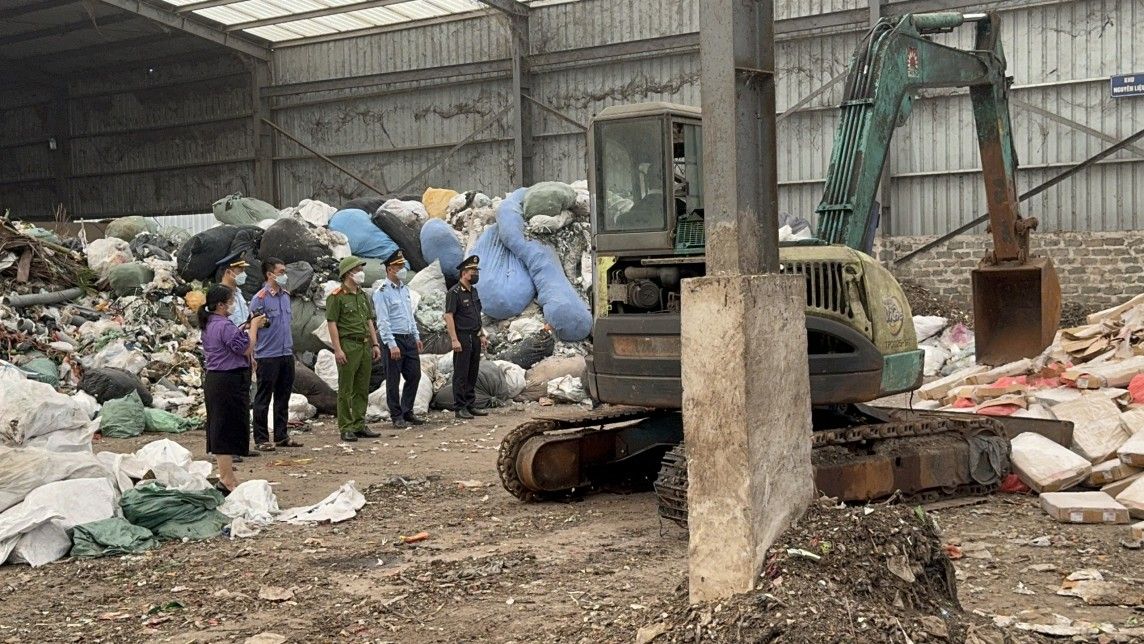 Quảng Ninh: Tiêu hủy gần 25 tấn chân gà đông lạnh không rõ nguồn gốc