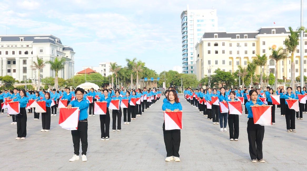 Tuổi trẻ Đà Nẵng đồng diễn Sắc màu thanh niên