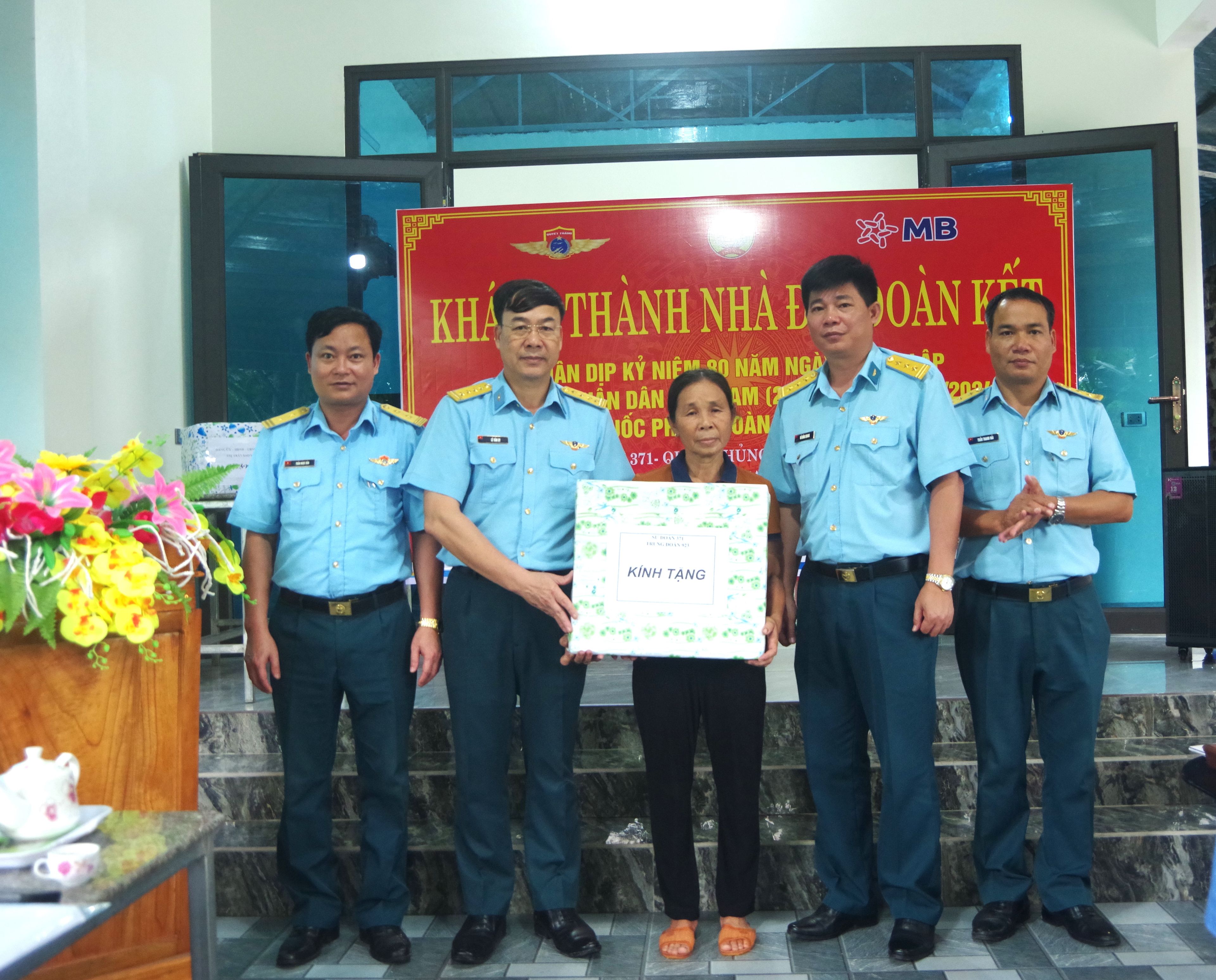 Sư đoàn Không quân 371 bàn giao “Nhà đại đoàn kết” cho gia đình chính sách tại Thanh Hóa