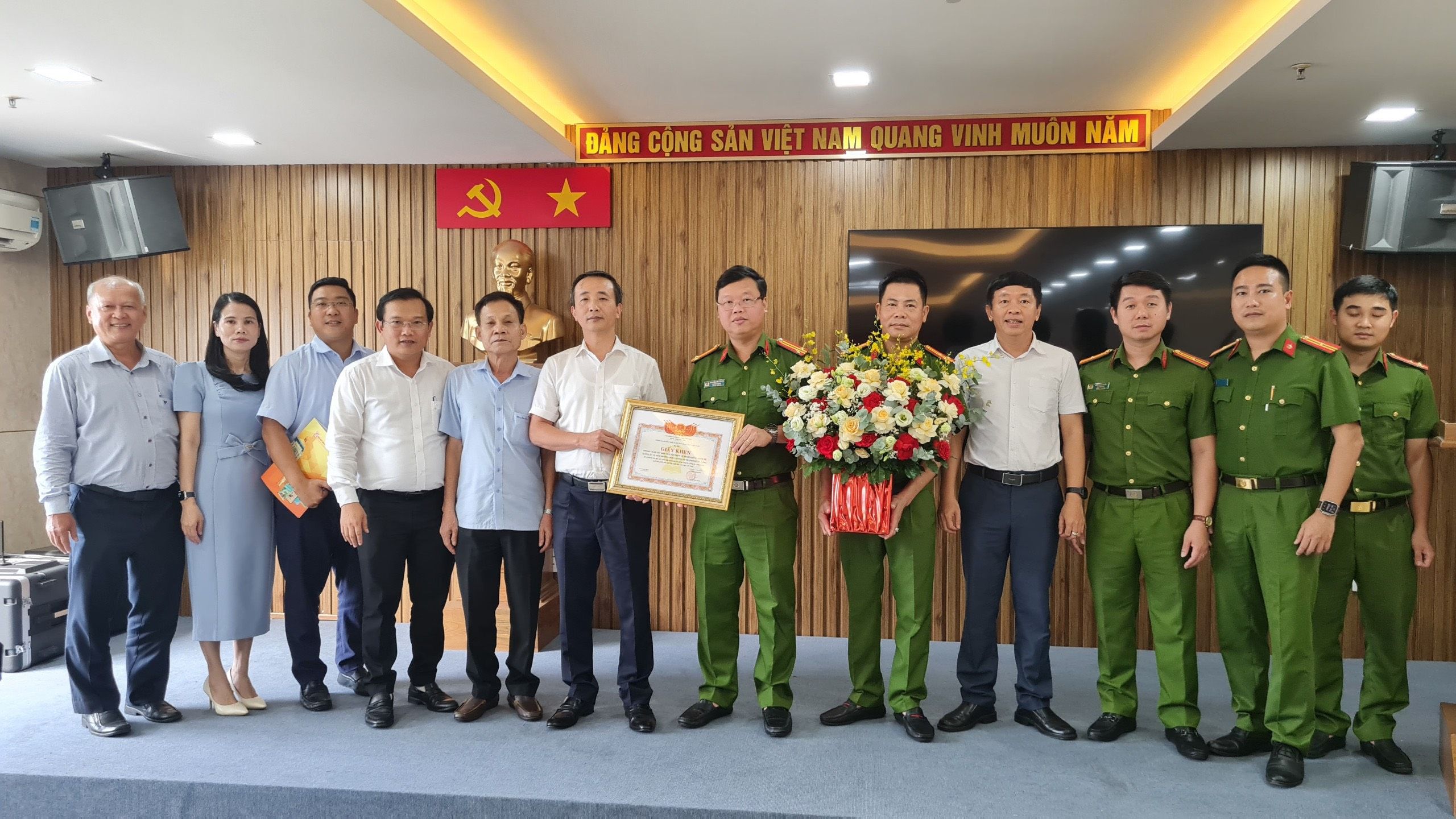 Tặng Bằng khen cho lực lượng công an Đà Nẵng xuất sắc triệt phá đường dây sản xuất sách giáo khoa giả
