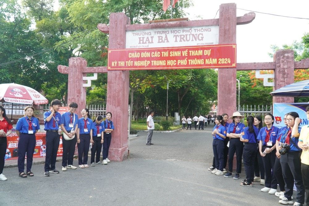 Đoàn Thanh niên Thừa Thiên Huế và Kon Tum hỗ trợ thí sinh trong mùa thi