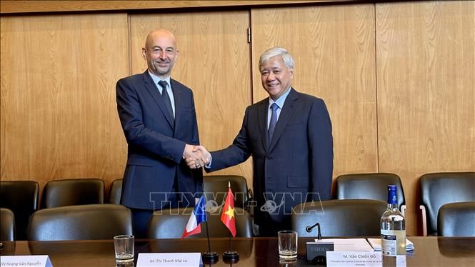 Tăng cường mối quan hệ chính trị và đối ngoại nhân dân Việt Nam - Pháp