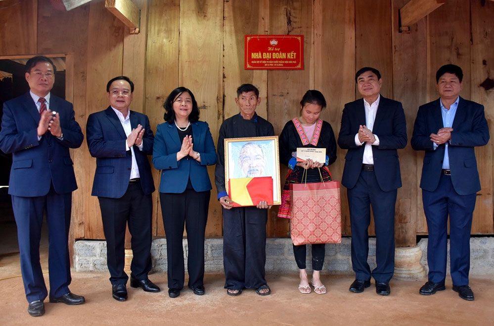 Bài học “Dân là gốc”, “Dân là trung tâm” và vấn đề phát huy vai trò chủ thể, vị trí trung tâm của Nhân dân trong xây dựng, bảo vệ và phát triển đất nước