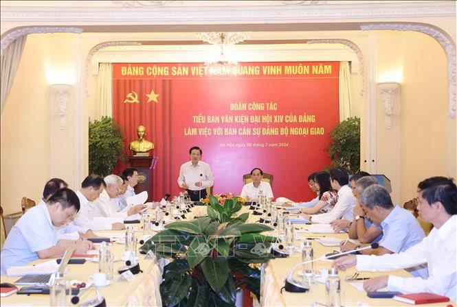 Đoàn Tiểu ban Văn kiện Đại hội XIV của Đảng làm việc với Ban cán sự đảng Bộ Ngoại giao