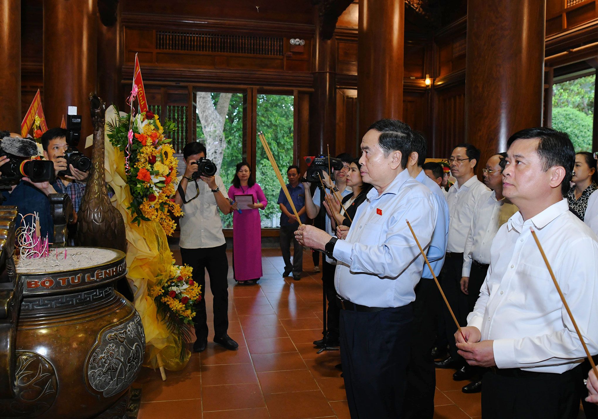 Chủ tịch Quốc hội dâng hương tưởng nhớ Chủ tịch Hồ Chí Minh và tri ân anh hùng liệt sĩ, người có công