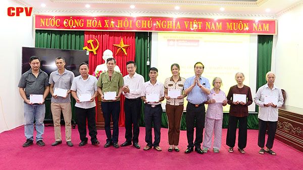 Chương trình "Màu hoa đỏ" 2024 trao tặng sổ tiết kiệm tình nghĩa tại tỉnh Ninh Bình và Hà Tĩnh