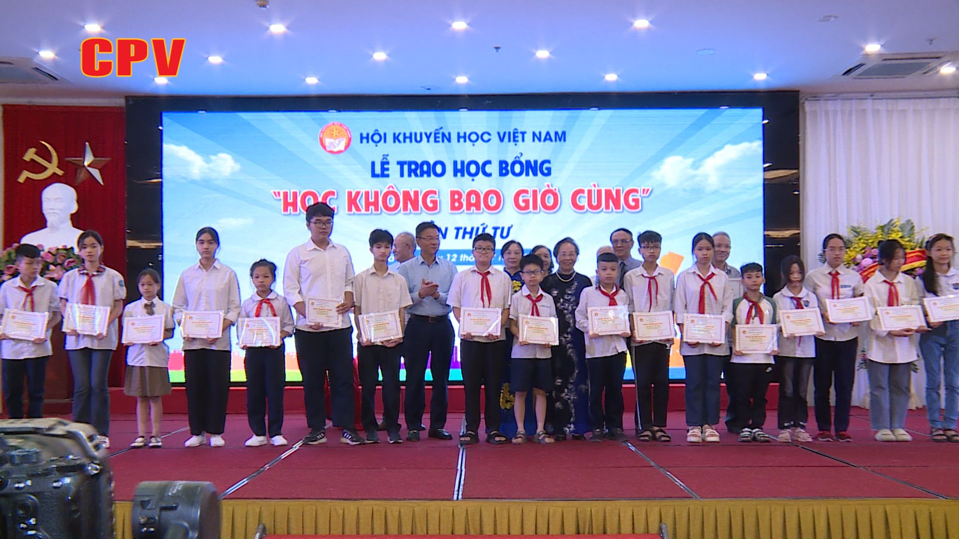 Lễ trao học bổng "Học không bao giờ cùng" lần thứ Tư