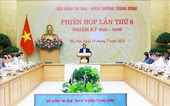 Càng khó khăn thì càng phải thi đua