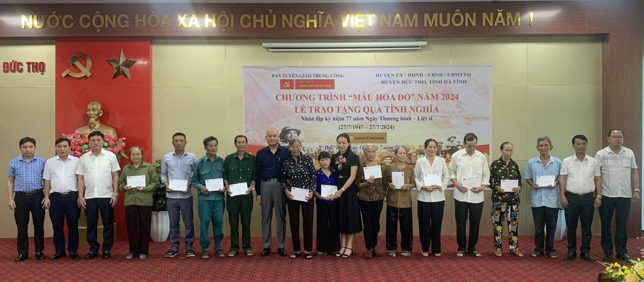 Chương trình "Màu hoa đỏ" 2024 trao tặng quà tình nghĩa tại huyện Đức Thọ (Hà Tĩnh)