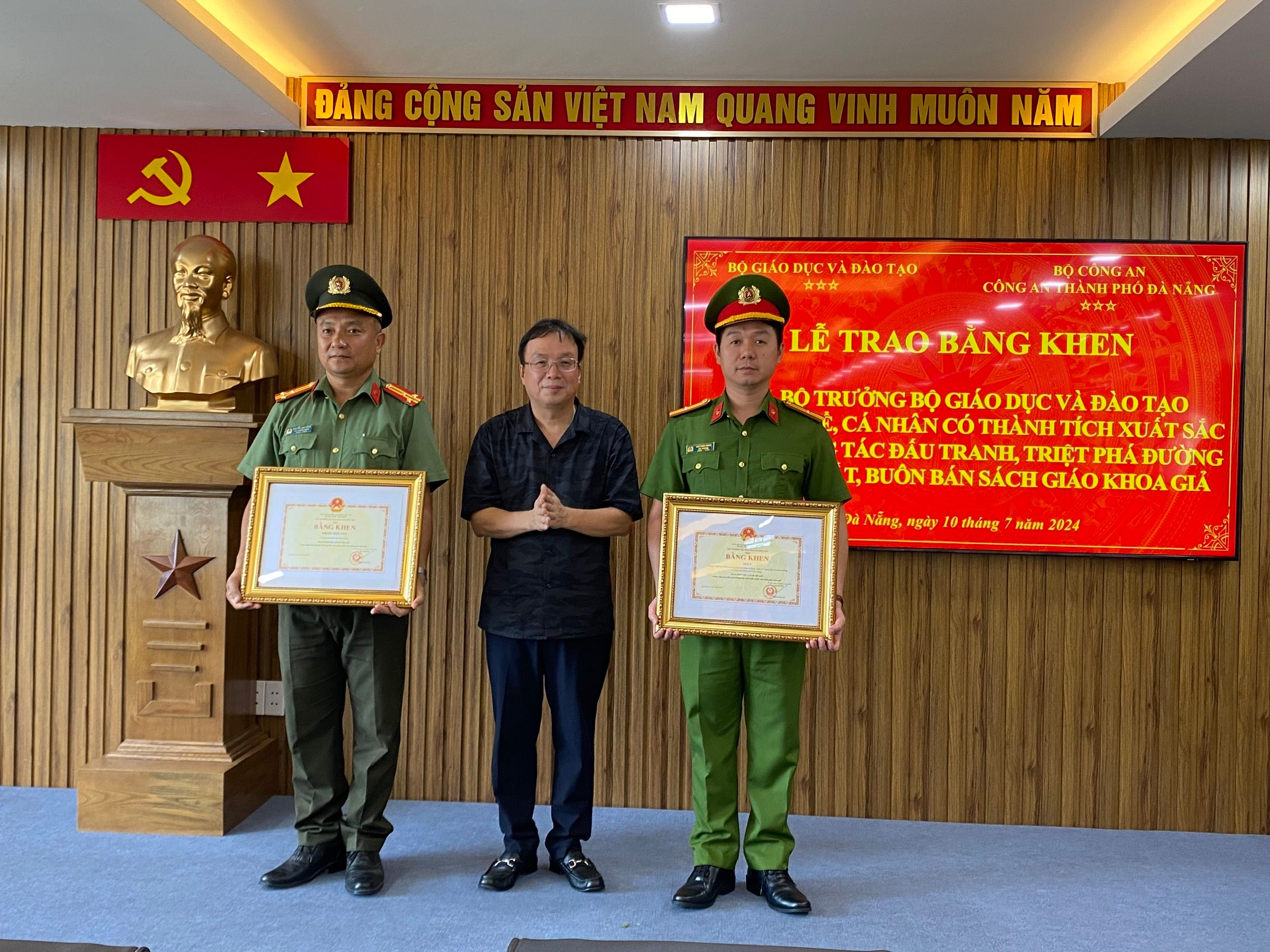 Tặng bằng khen cho Công an TP Đà Nẵng triệt xóa đường dây sản xuất sách giáo khoa giả với quy mô lớn