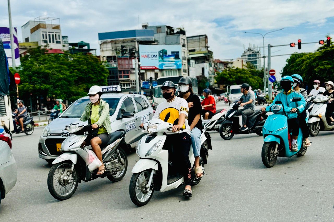 Hà Nội ngày nắng, chiều tối và đêm mưa dông