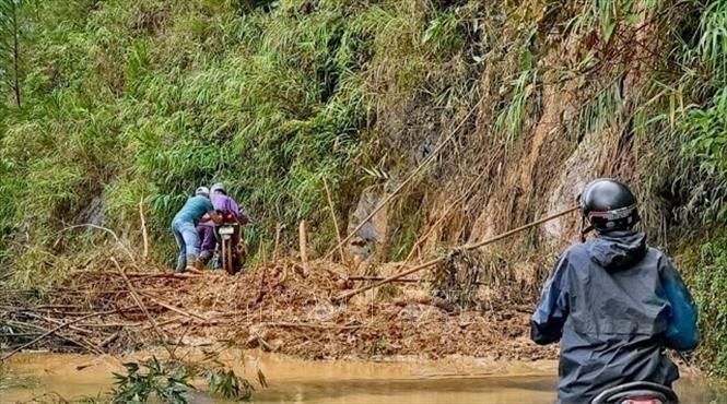 Yên Bái: Mưa lớn làm sạt lở 15 điểm trên Quốc lộ 32