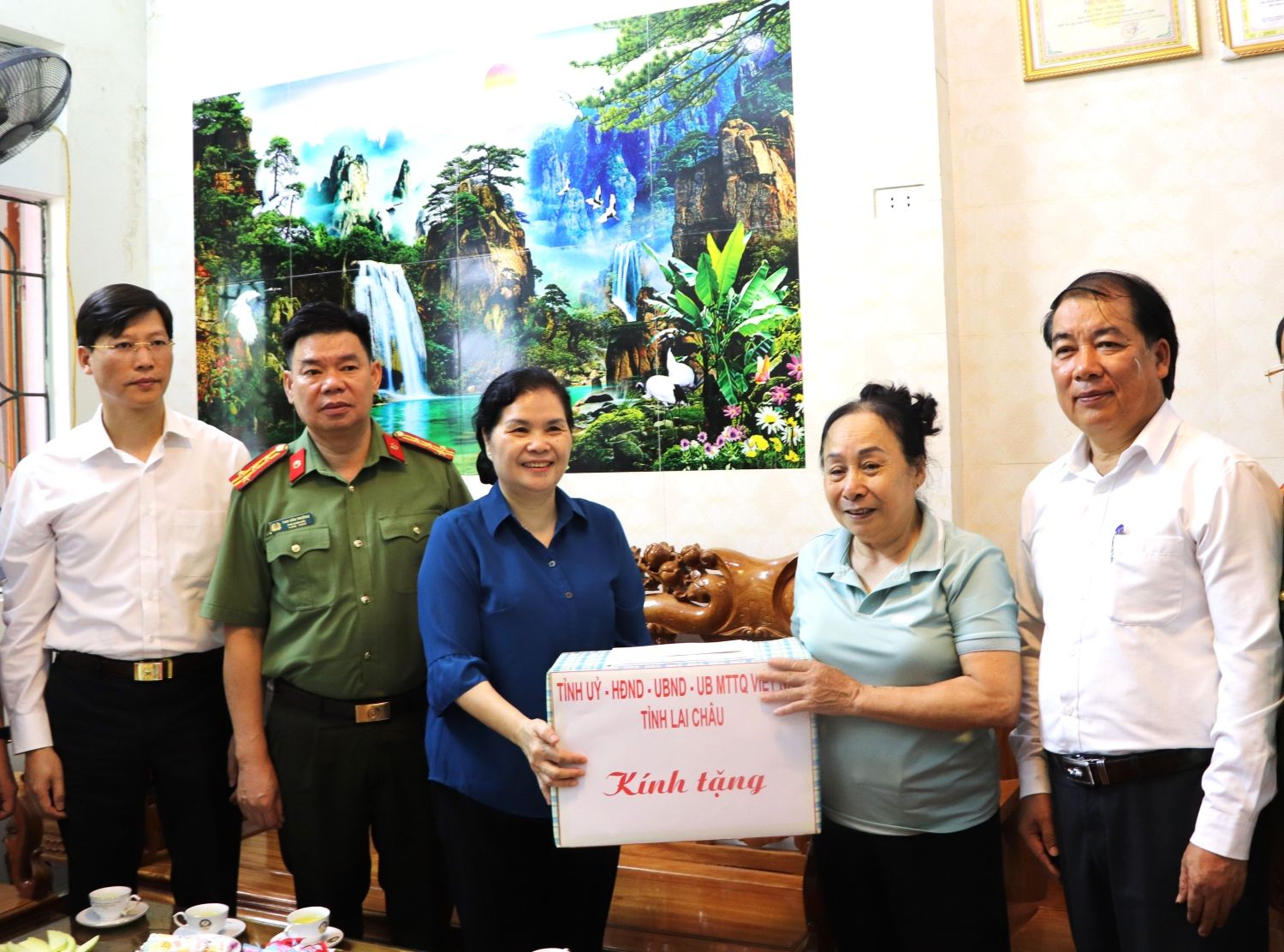 Lãnh đạo tỉnh Lai Châu thăm, tặng quà thương binh, người có công, gia đình liệt sĩ trên địa bàn tỉnh