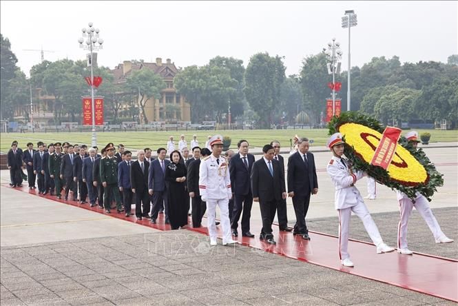 Lãnh đạo Đảng, Nhà nước tưởng niệm các Anh hùng liệt sỹ và vào Lăng viếng Chủ tịch Hồ Chí Minh