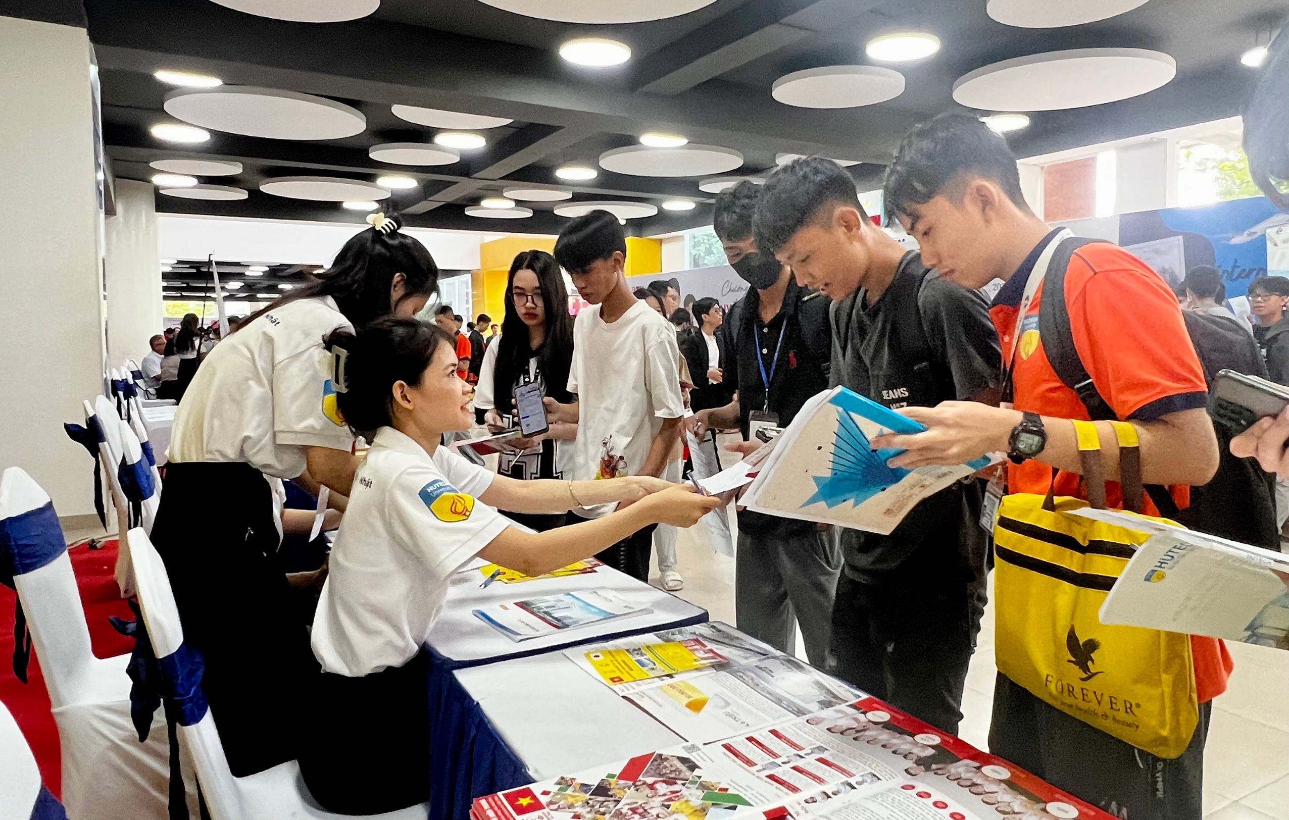 Sinh viên HUTECH tiếp cận việc làm tại ngày hội Japan Job Fair 2024