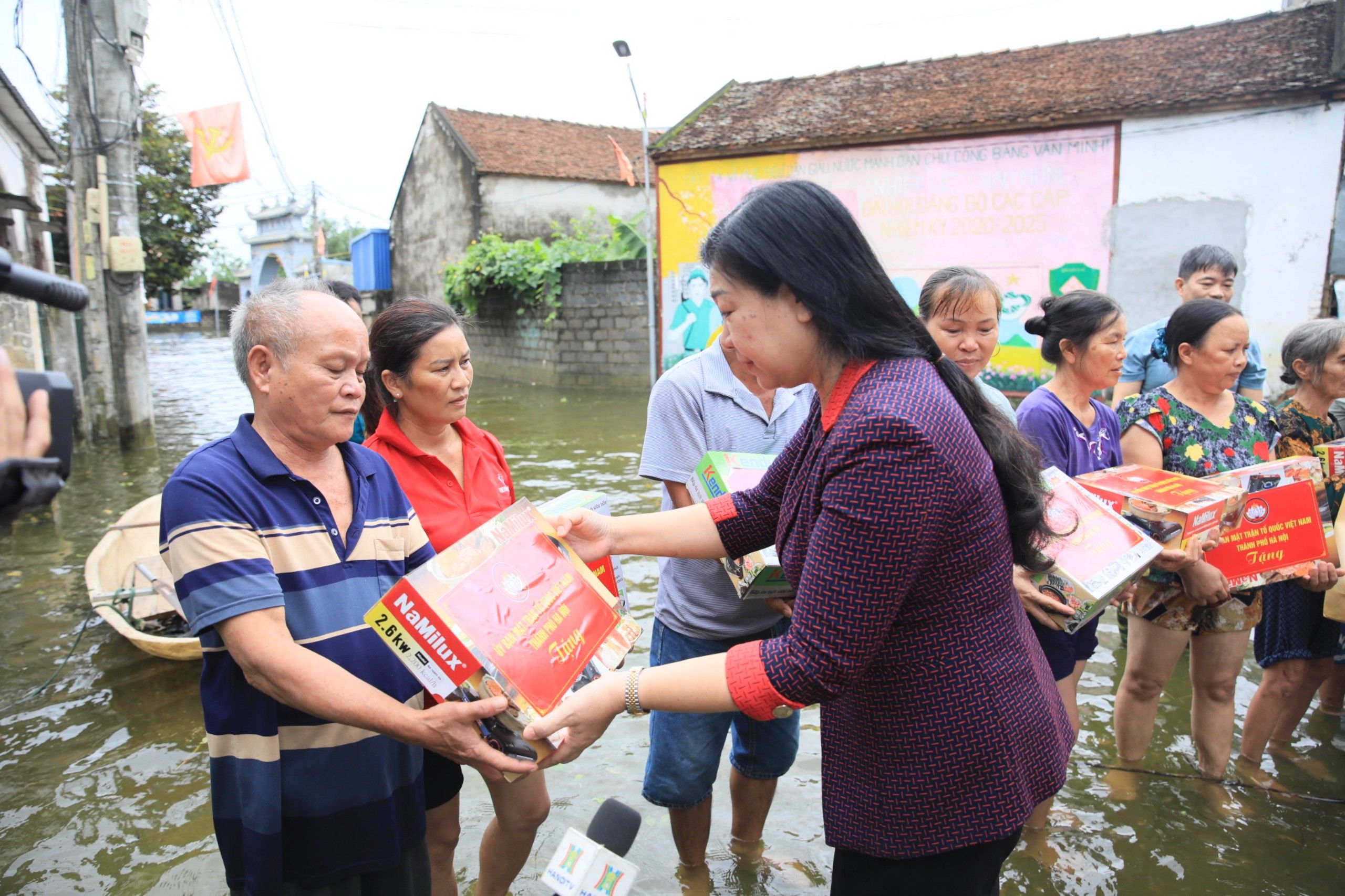 Lãnh đạo thành phố Hà Nội thăm, tặng quà người dân vùng "rốn lũ" Chương Mỹ