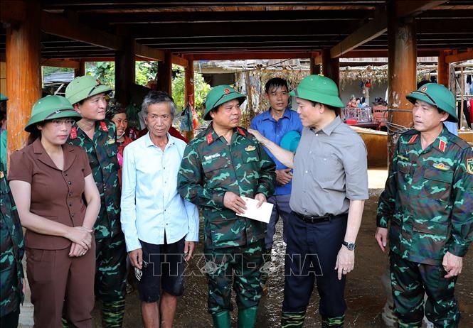 Phó Thủ tướng Trần Lưu Quang kiểm tra khắc phục hậu quả lũ quét tại tỉnh Điện Biên