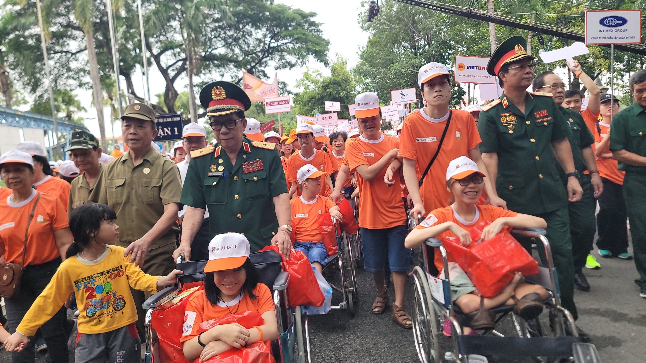 TP Hồ Chí Minh: Hơn 5.000 cán bộ, chiến sĩ và người dân đi bộ đồng hành cùng nạn nhân da cam