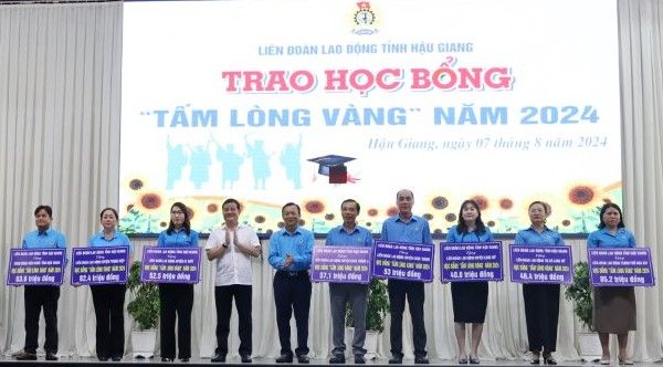 Trao học bổng “Tấm lòng vàng”