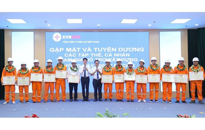 Khen thưởng tập thể và cá nhân tham gia thi công đường dây 500kV mạch 3